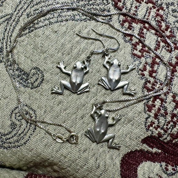 Set of 3, From PEI Pewter frog earrings, pendant and italian 925, 18” chain. - Picture 4 of 10